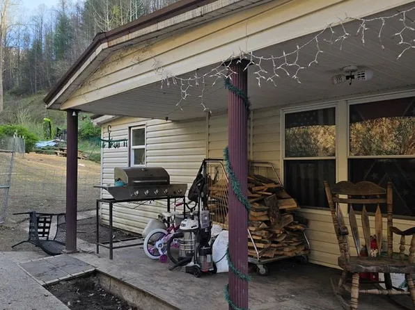 1168 White Oak Rd, Grundy, VA 24614