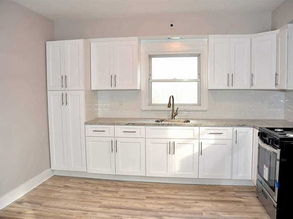 3rd image of 8 Bernard St #8