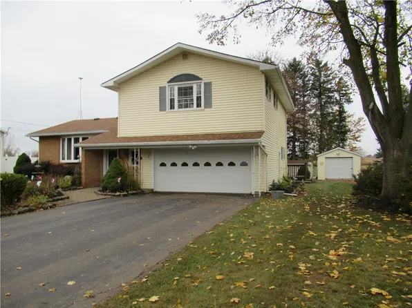 8512 Stringham Dr, Batavia, NY 14020