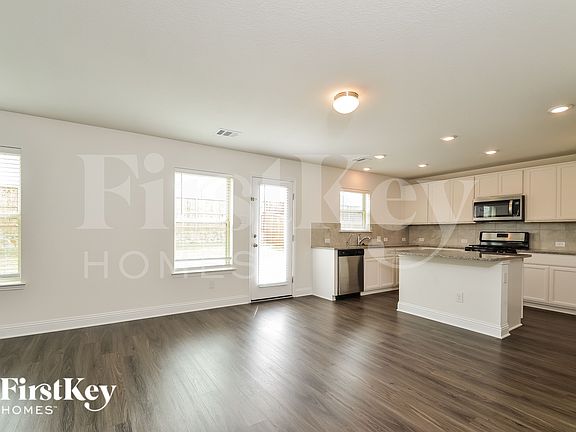 5th image of 2628 Warren Ln