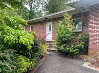 34 Raymond Ct, Holbrook, NY 11741