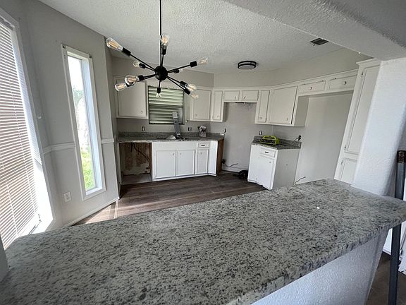 3rd image of 6121 Allencrest Cir