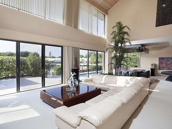 5th image of 40 Bay Colony Dr