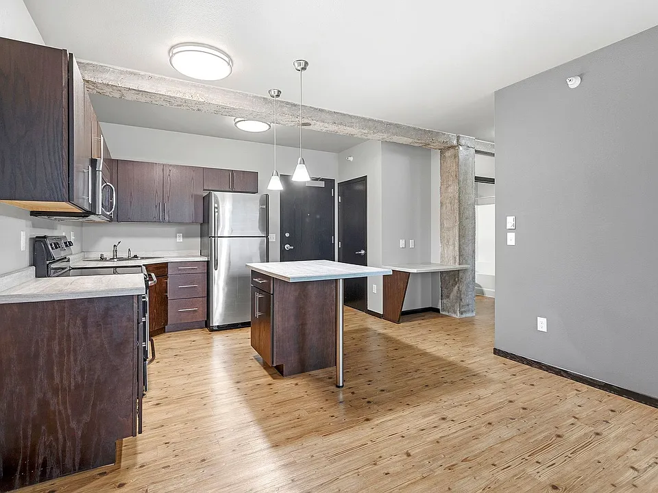 13 1st Ave SW #204