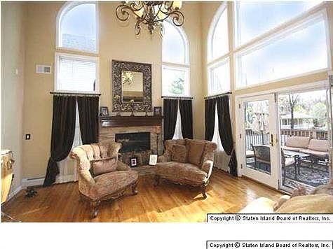 4th image of 28 Bayview Ave