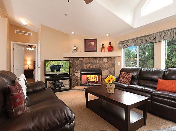 3rd image of 855 Ash Ln