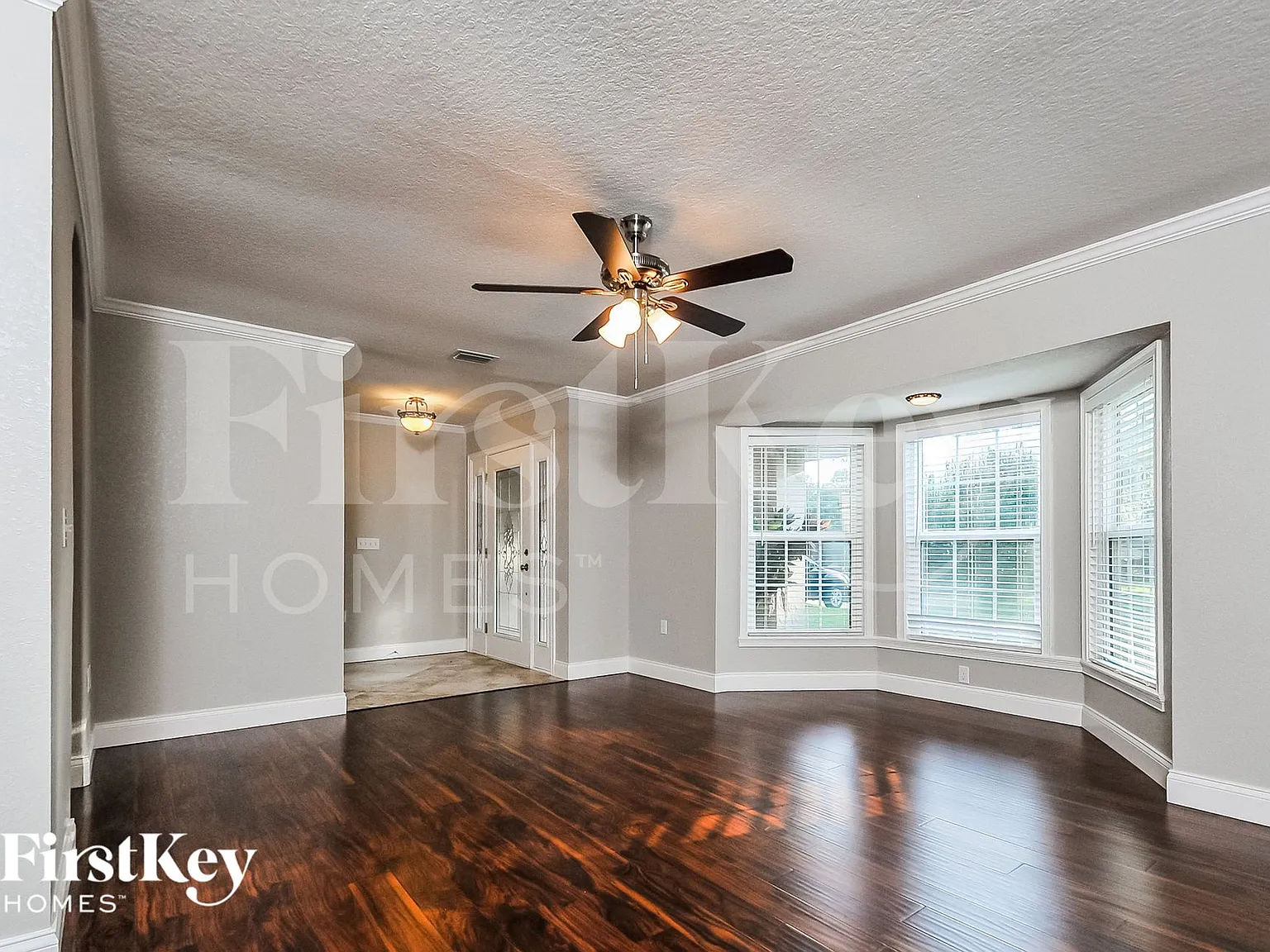 3 bed, 2.0 bath, 1911 sqft, $2,170 — Photo 3