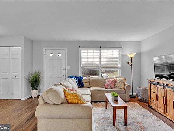 4th image of 1103 Harvest Ln #32