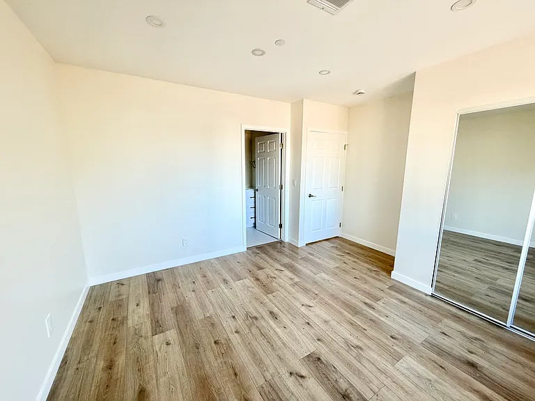 10639 Whitegate Ave — Photo 15