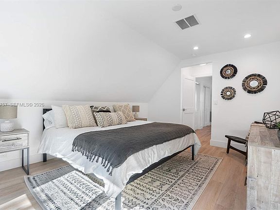 5th image of 18 Hersey Dr