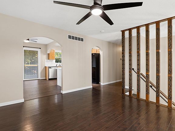 4th image of 803 Manor Ct