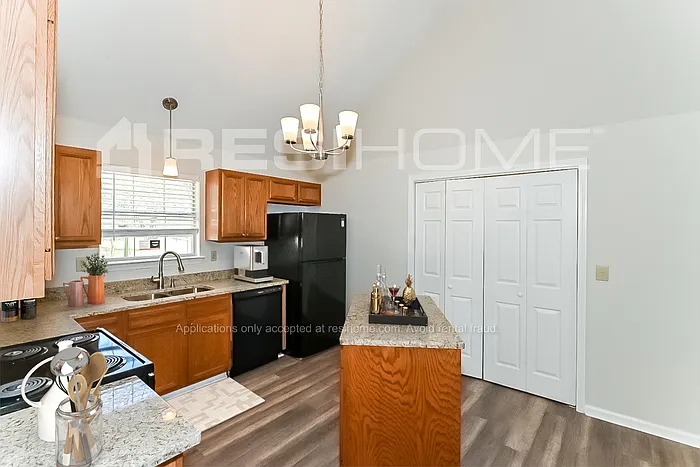 3 bed, 2.0 bath, 1256 sqft, $1,500 — Photo 2