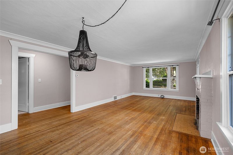 5th image of 1612 Capitol Way S