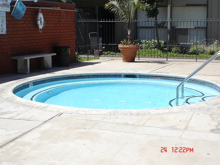 Regency West Apartments — Photo 10