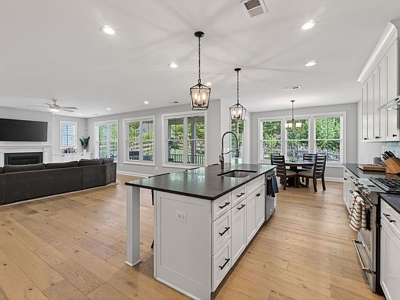 4th image of 552 Belluno Ln