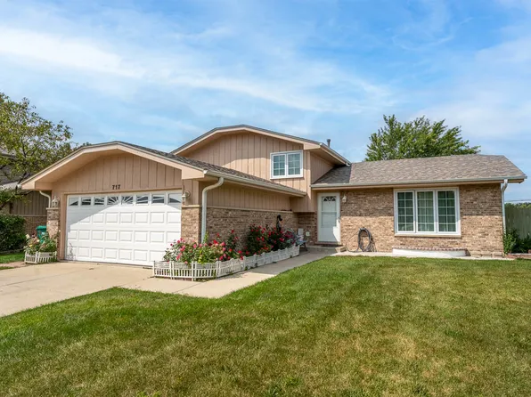 717 Roof Ave, Romeoville, IL 60446