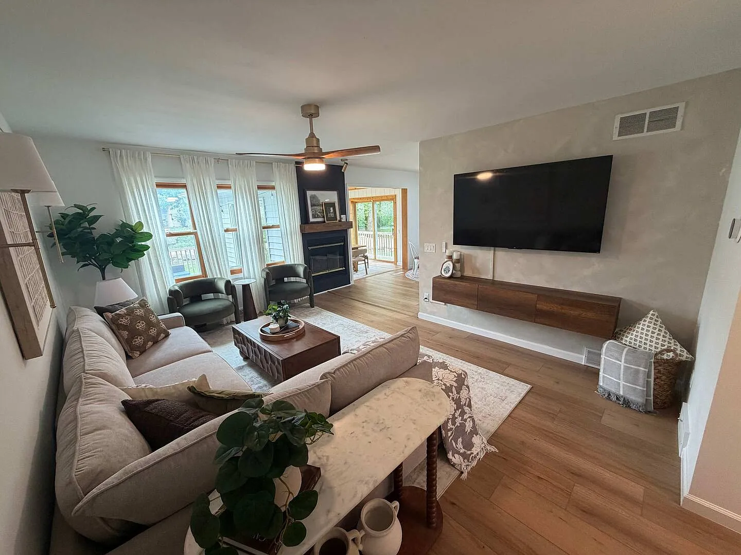 4 bed, 2250 sqft, $4,000 — Photo 1