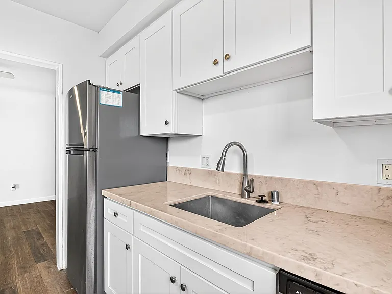636 Linden Ave — Photo 4