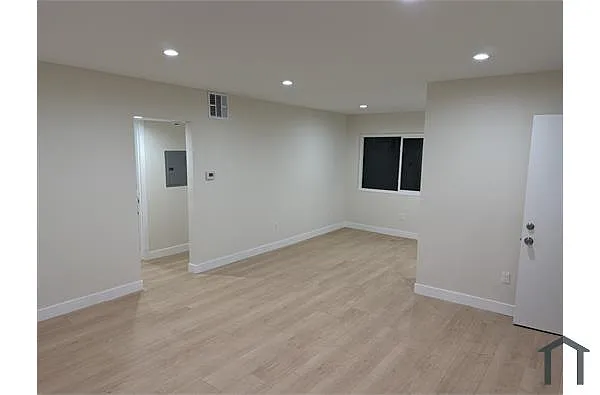 Building Photo - 13147 Vanowen St #8