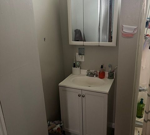 4th image of 2546 Vestry Ave