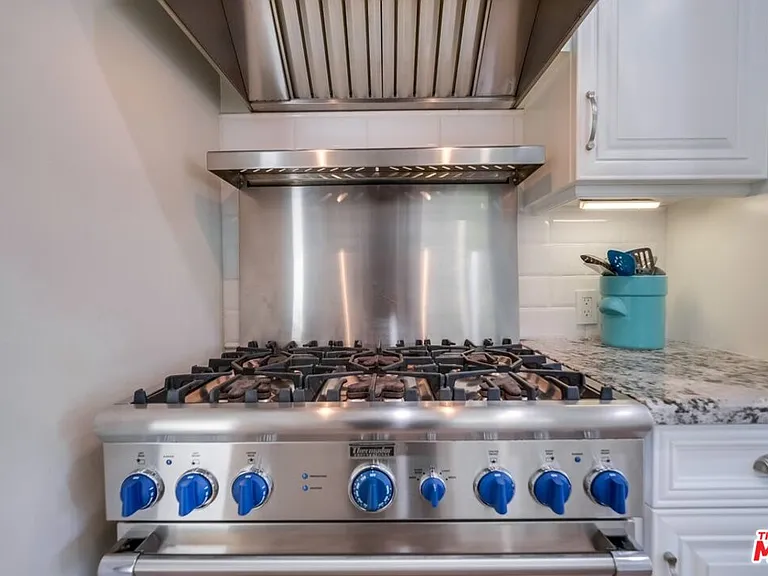 21447 Providencia St — Photo 33