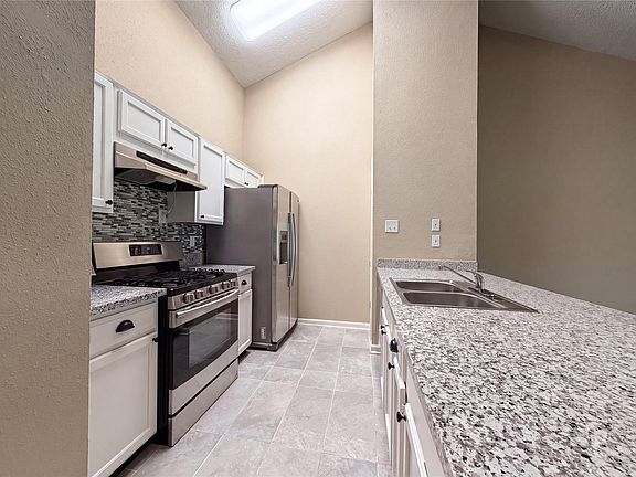 2nd image of 643 E Country Grove Cir