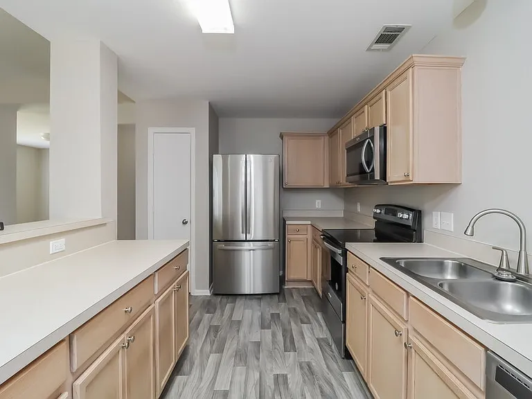 718 Reindeer Dr — Photo 8