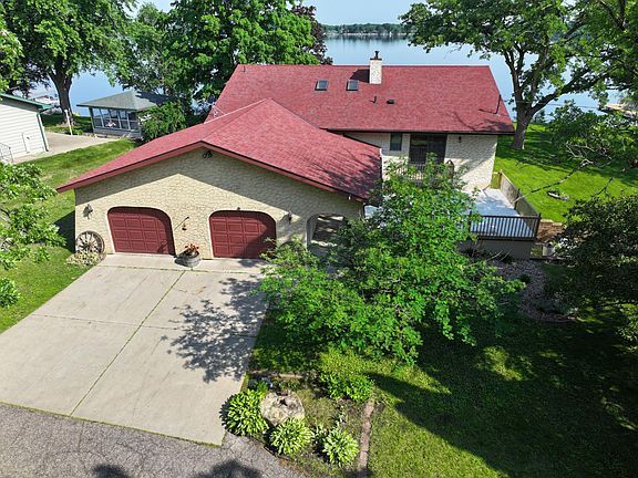 5th image of 150 Lake Dr E