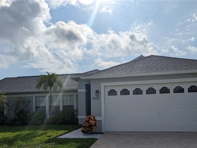 2535 SW 28th Pl — Photo 2