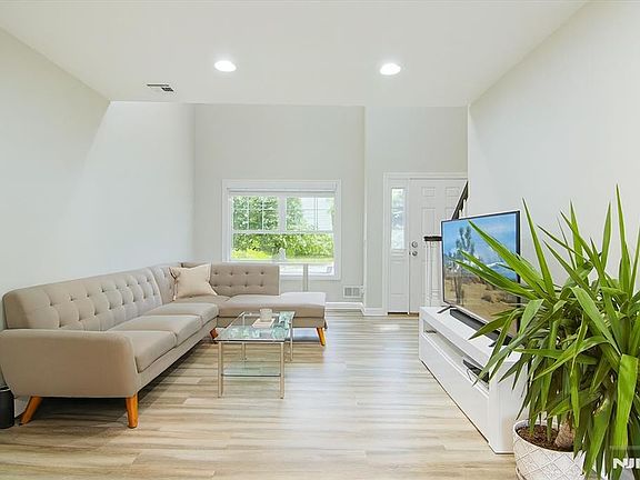 3rd image of 471 N Midland Ave APT 10