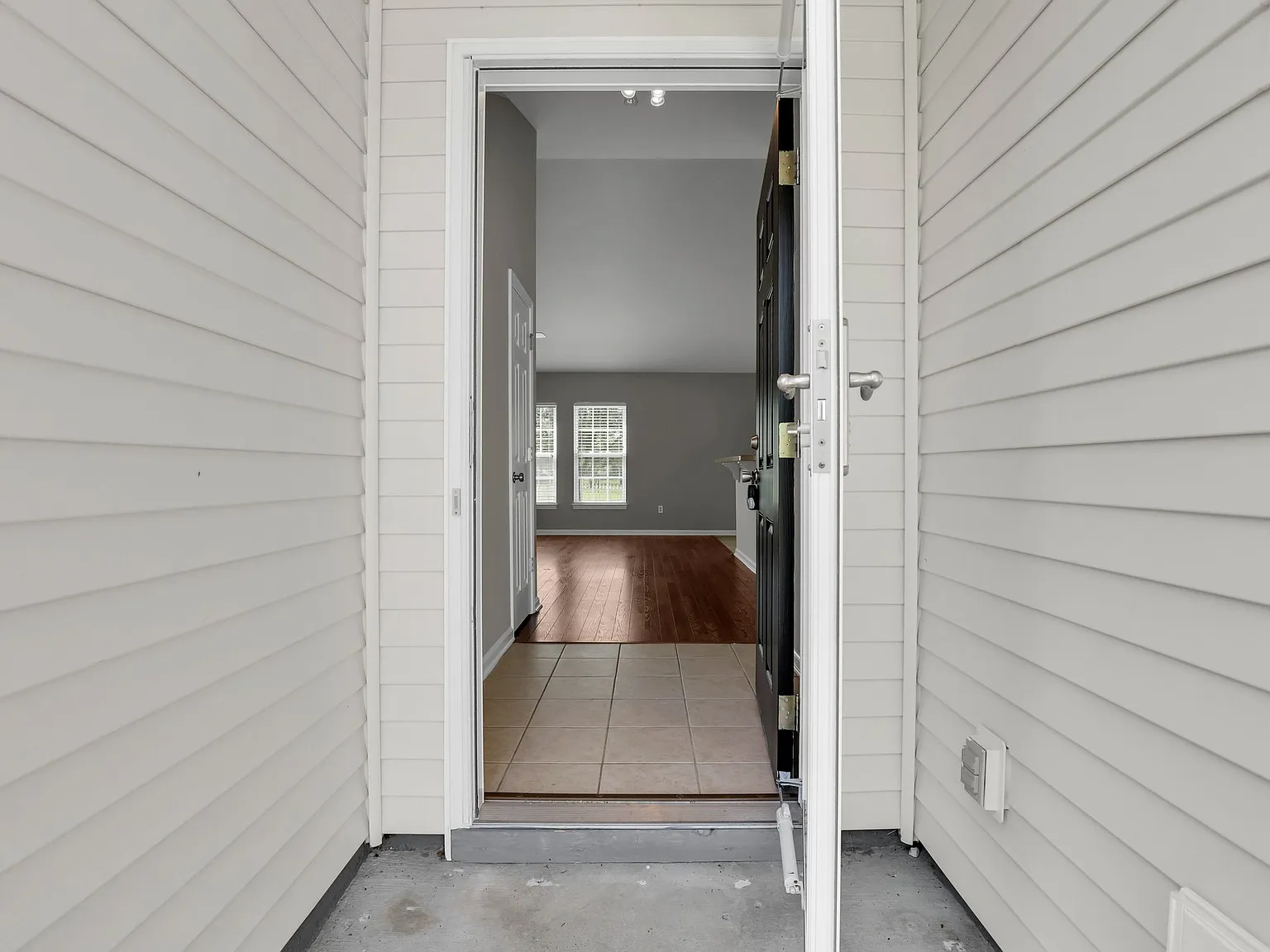 3 bed, 1298 sqft, $2,199 — Photo 2
