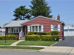 21 Lehigh Ln, Hicksville, NY 11801
