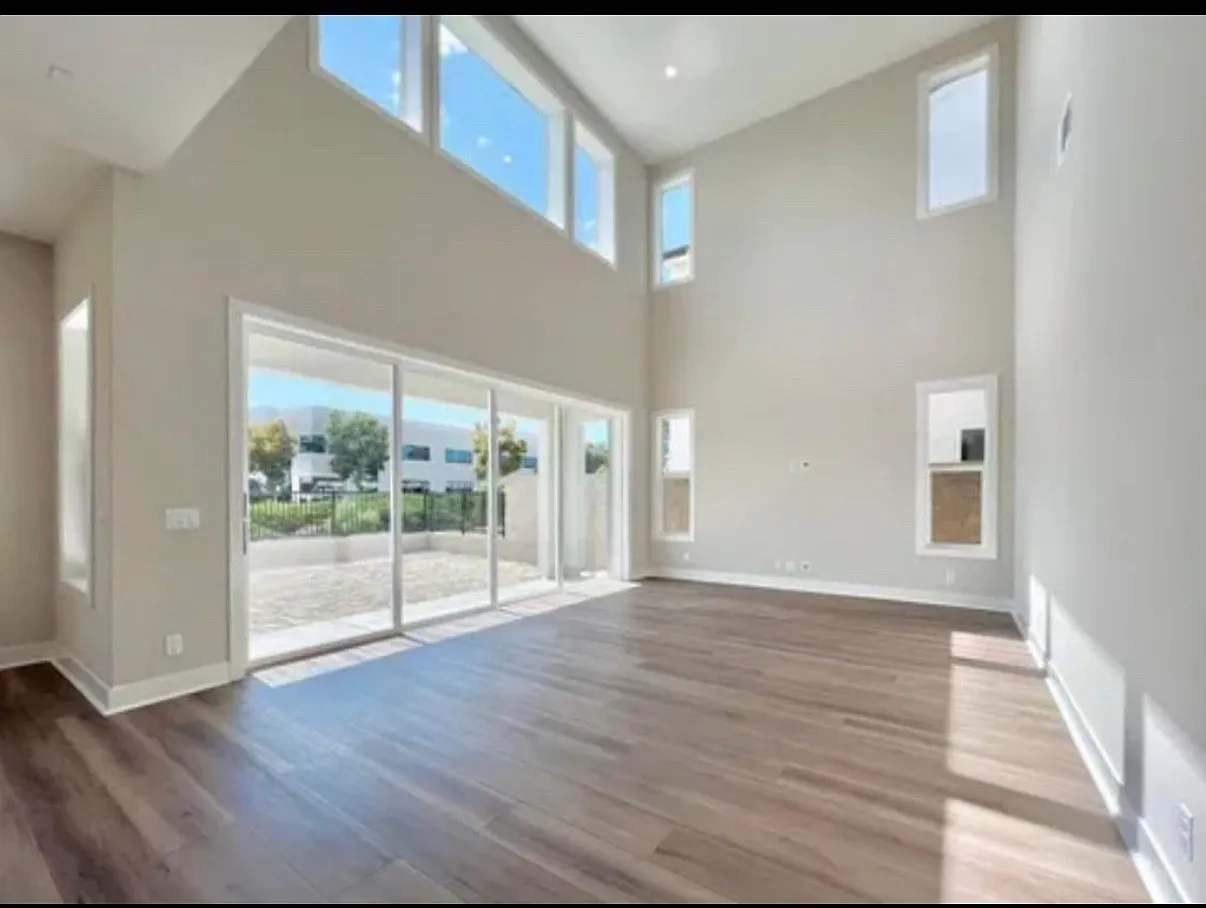 4 bed, 2400 sqft, $7,200 — Photo 3