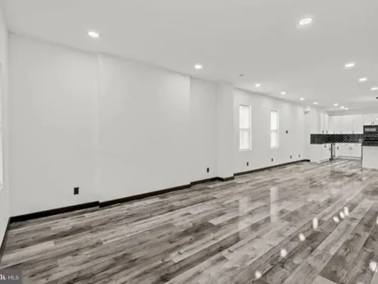 910 Barclay St — Photo 2