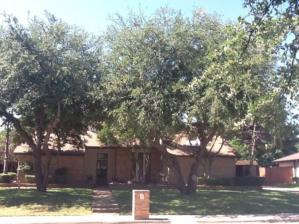 Front of Home-Large Oak Trees