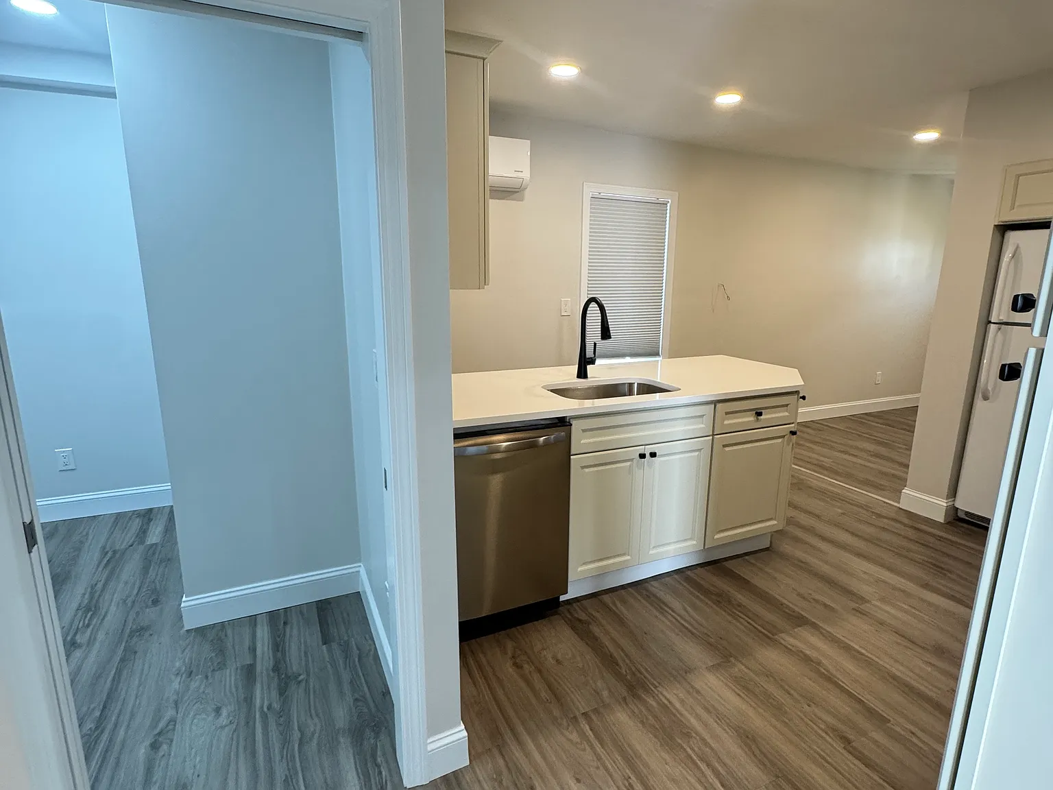 2 bed, 700 sqft, $2,400 — Photo 4