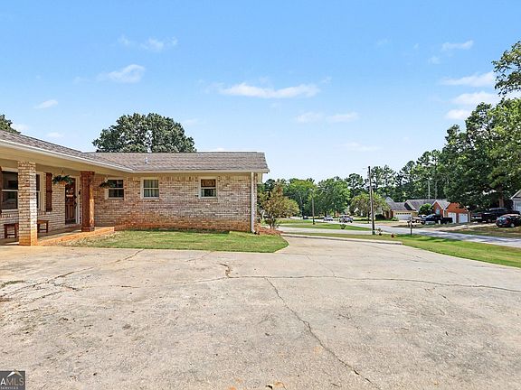 3rd image of 622 Georgia Ave S