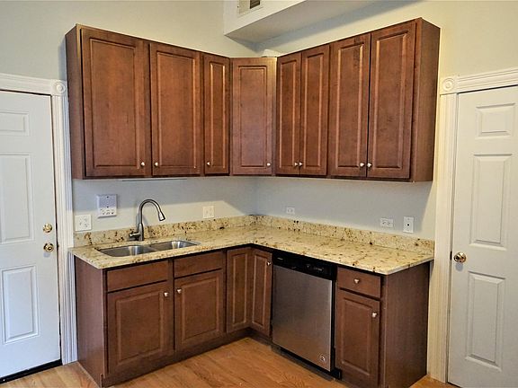 3rd image of 863 N Marshfield Ave #2R
