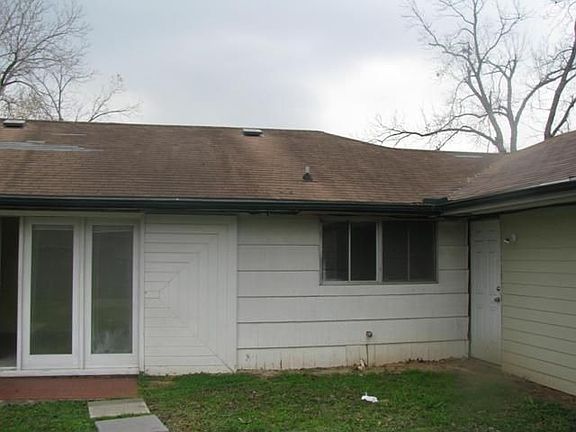 3rd image of 7903 Pecan Villas Dr