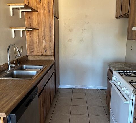 2nd image of 824 Robin Dr