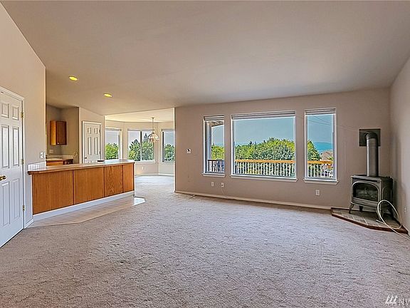 4th image of 638 Medallion Pl E
