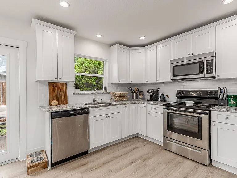 1170 SW 31st St — Photo 10