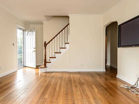 3rd image of 216 Silverlake Blvd