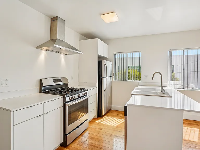 1008 N New Hampshire Ave #1006-1/2 — Photo 2