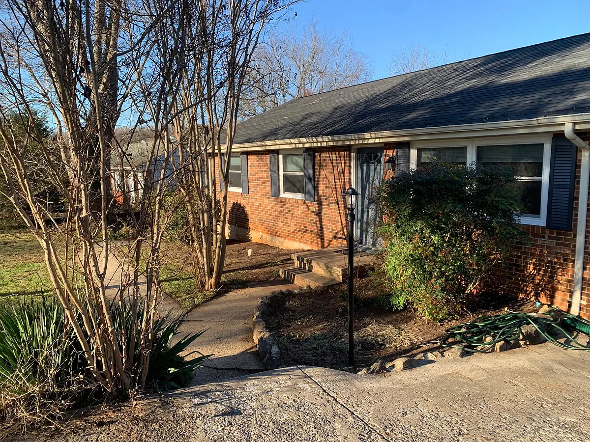 Building Photo - 1216 Dandridge Dr