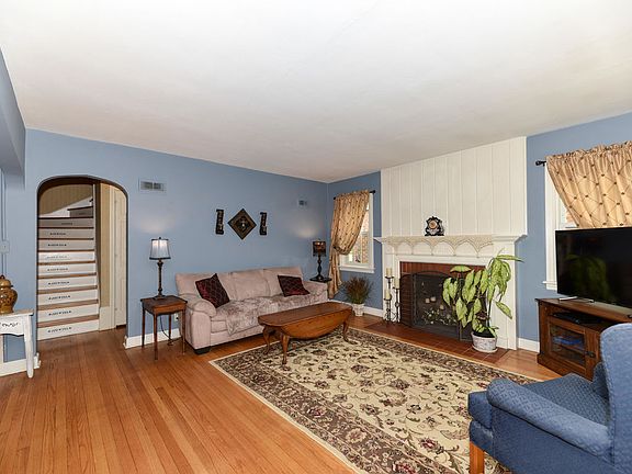 3rd image of 5669 N Crestwood Blvd