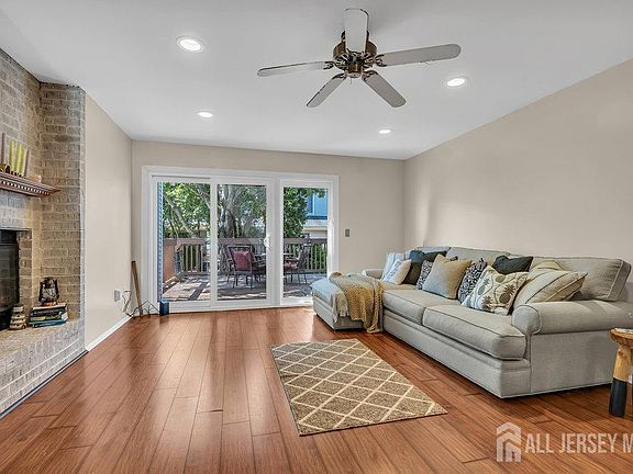 5th image of 413 Danbury Ln