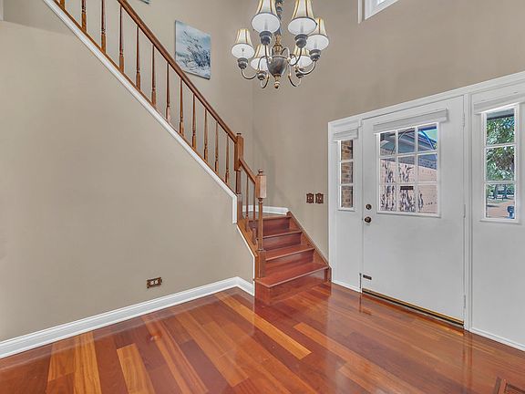 4th image of 256 E Fox Hill Dr