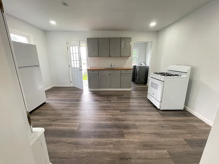 503 E State St — Photo 2