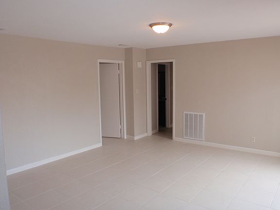3rd image of 1121 N Bonham St